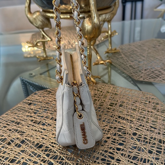 Authentic Chanel calfskin bag very good condition comes with authenticity card - Picture 6 of 9